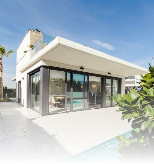 Modernes Haus mit hochwertigen Fenstern und Türen von FTR Luczak